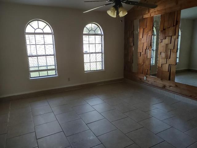 Building Photo - 202 Royal Field Dr