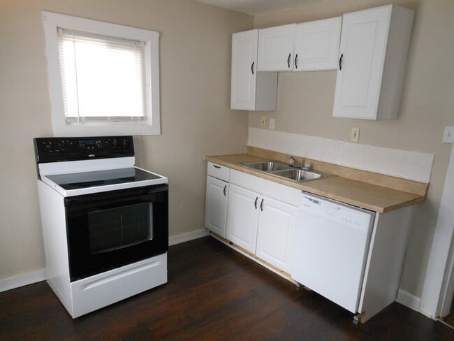 Building Photo - Adorable Home with Tons of Upgrades! Corne...