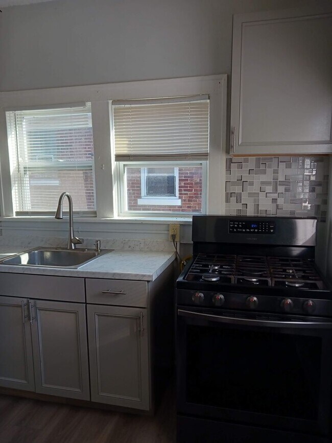 Building Photo - 2 Bedroom Home in West Glen Park