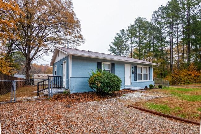 Building Photo - Cute, cozy and comfortable