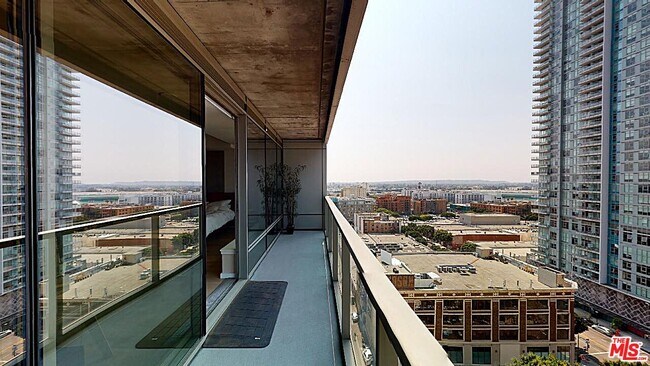 Foto del edificio - 1155 S Grand Ave