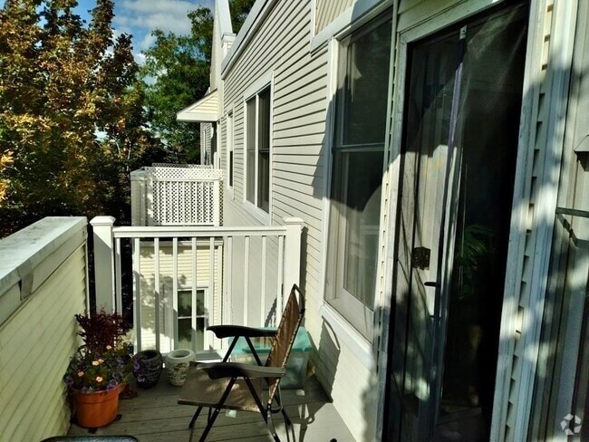 Building Photo - 218 Thorndike St