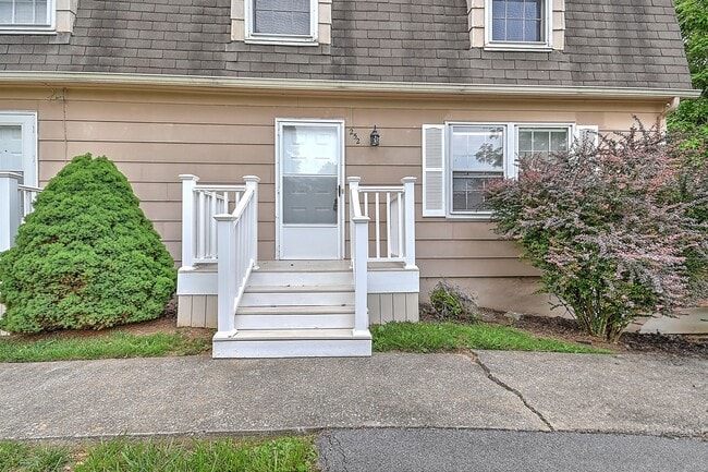 Building Photo - 252 Wildwood Dr