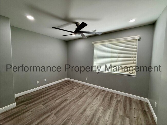 Foto del edificio - Stunning 4 Bed/3 Bath NW Bakersfield Home w/ Pool, RBP & Security Deposit Alternative Option