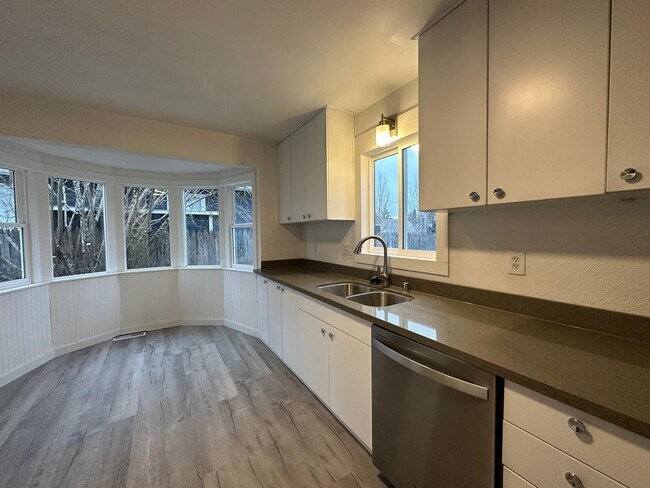 Foto del edificio - 1134 N Rainier Ave