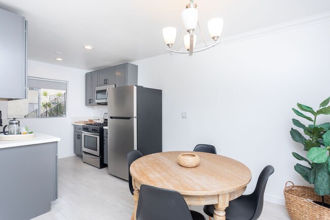 Building Photo - Beautiful Highland Park Apartment!