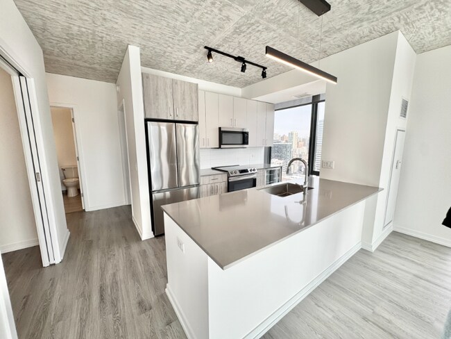 Building Photo - 461 W Chicago Ave