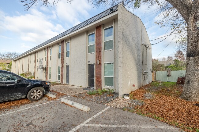 Building Photo - 3812 Southway Dr