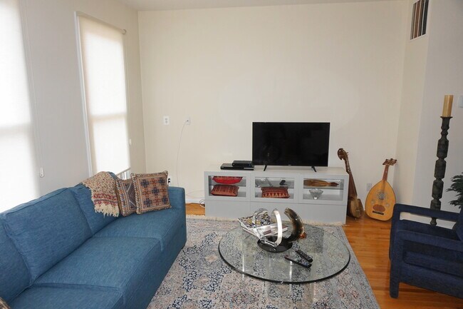 Building Photo - Charming 3Bedroom/3.5Bath Townhome in Ridg...
