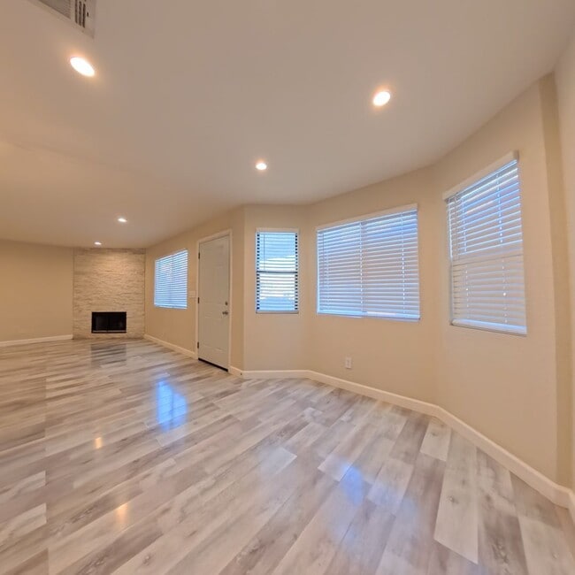 Building Photo - Modern style 2 Bed 2 bath Condo 1st Floor at The Lakes!