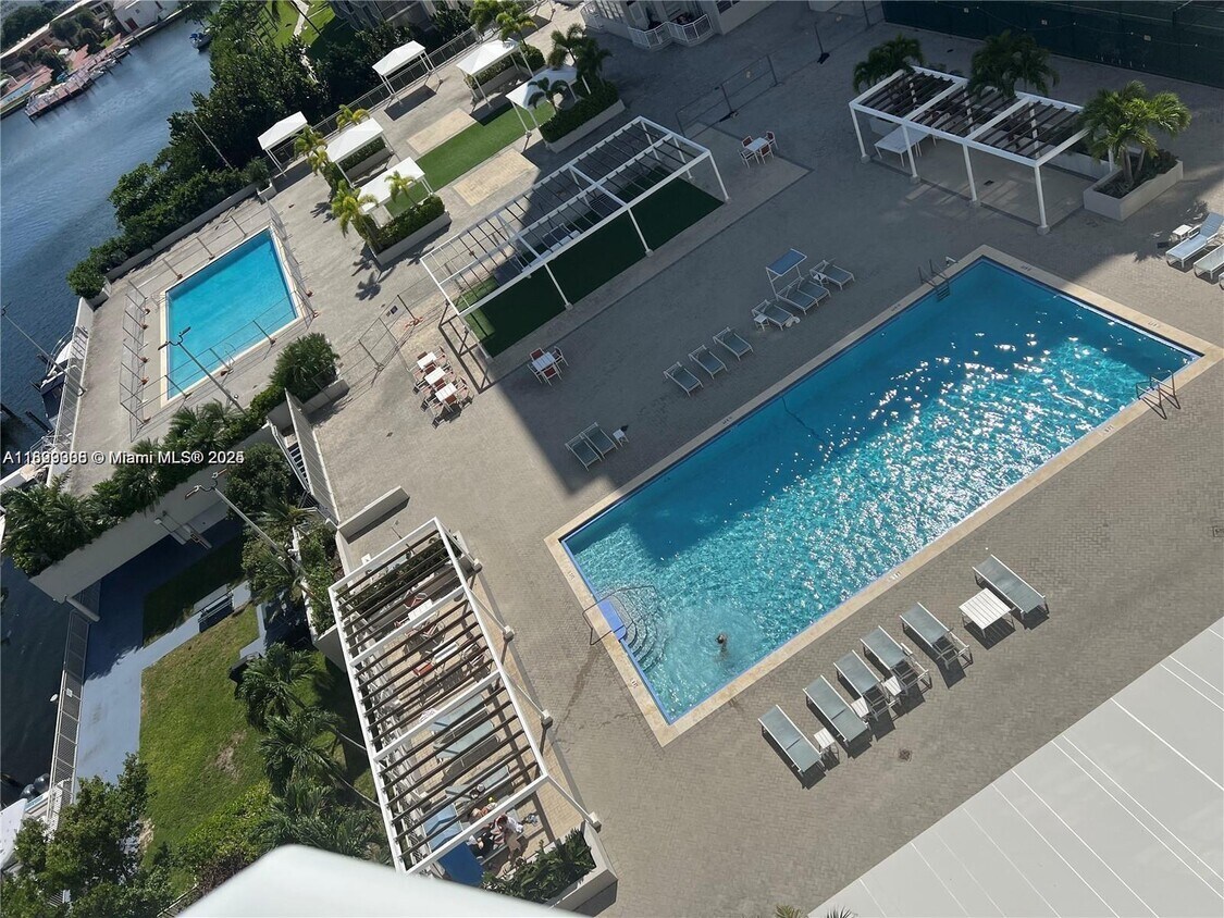 Foto principal - 18071 Biscayne Blvd