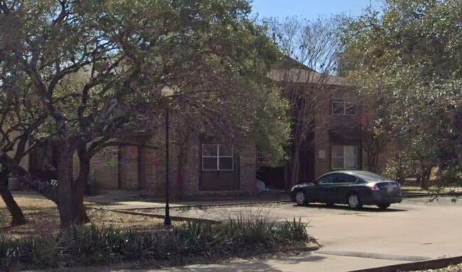 Building Photo - 301 N Winters Furr