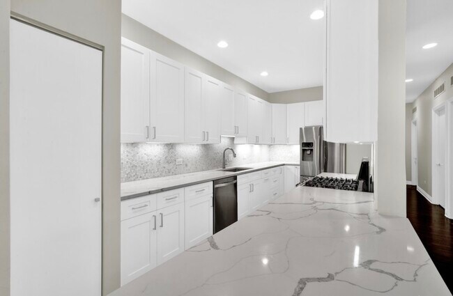 Building Photo - 550 W Fulton St