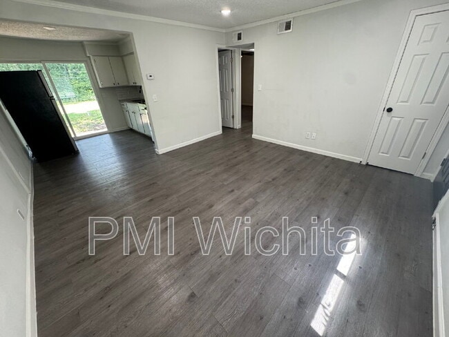 Building Photo - 420 W Mahoney Dr