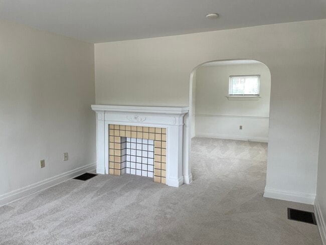 Living Room - 702 Kahkwa Blvd
