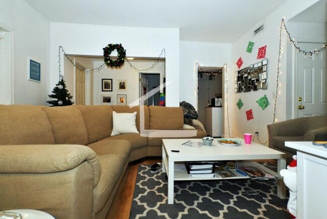 Building Photo - $1k Utilities Rebate Promo! Fab Apt near BU in ideal Location!  2 Full baths, XL rooms & back porch!