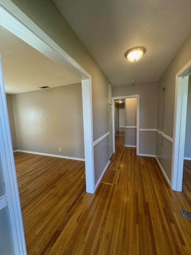 Building Photo - Large 4 bedroom 2 Bathroom for rent
