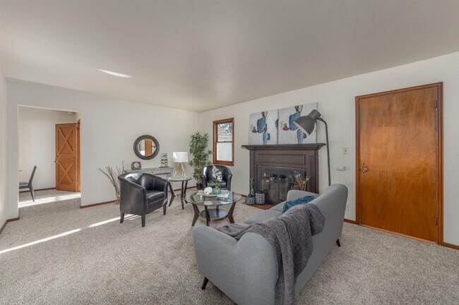 Building Photo - Charming 3-Bedroom Rental on a Quiet, Tree...