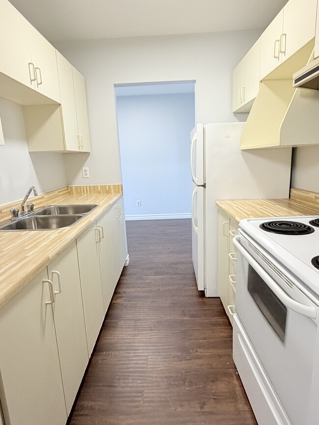 Building Photo - 2940 Elsmere Ave