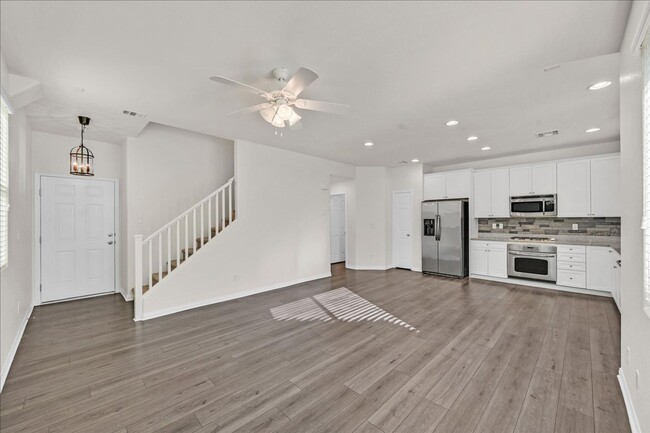 Foto del edificio - Well maintained three bedroom, two and a half bath home in the Lone Mountain area