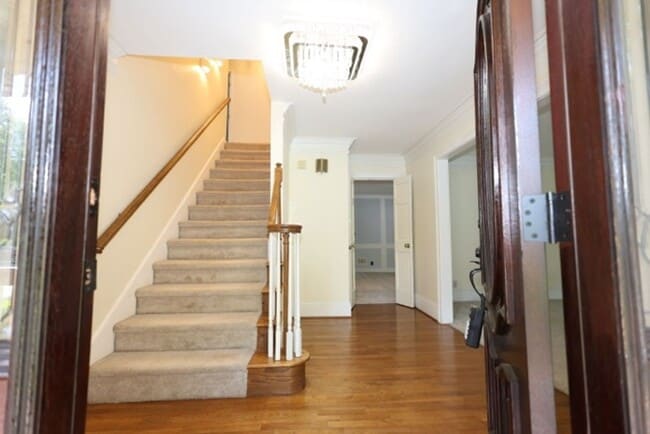 Foto del edificio - Stunning Fully Renovated 3-Story Home with In-Law Suite – Perfect for Multigenerational Living in...