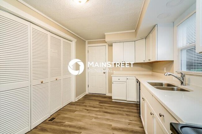 Foto del edificio - 3 Bedroom Pet-Friendly Home in MARTINSVILLE, IN with Main Street Renewal