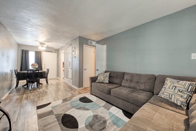 Building Photo - 2802 Lasses Blvd