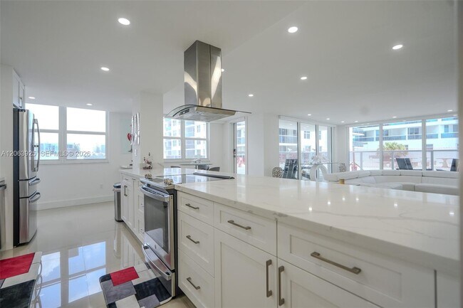 Building Photo - 2751 S Ocean Dr