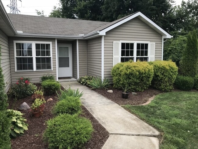 Building Photo - Great One Story Home on Wood Lot !