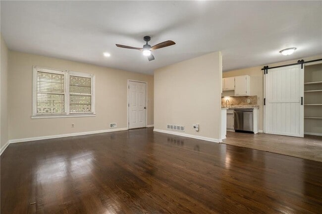 Foto del edificio - 1225 Laurel Hill Dr