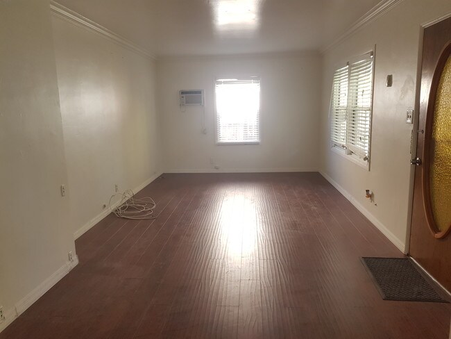 Sala de estar - 4451 Stansbury Ave
