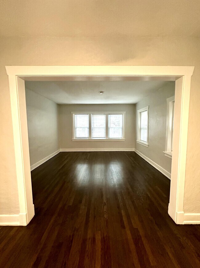 Building Photo - 208 W 34th St