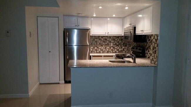 Building Photo - ONE BEDROOM ONE BATHROOM !! WATERFRONT COM...