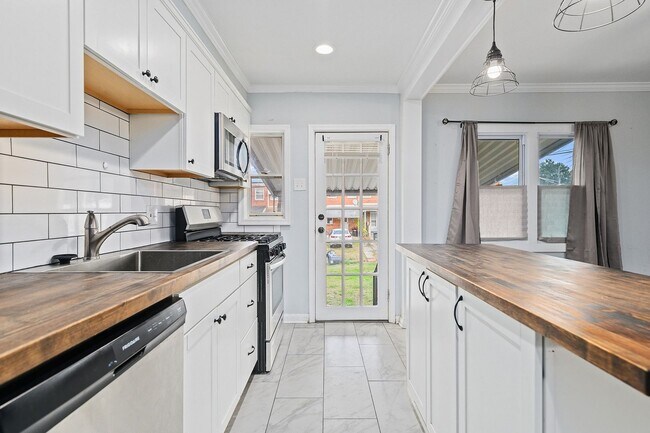 Foto del edificio - 885 Jaydee Ave