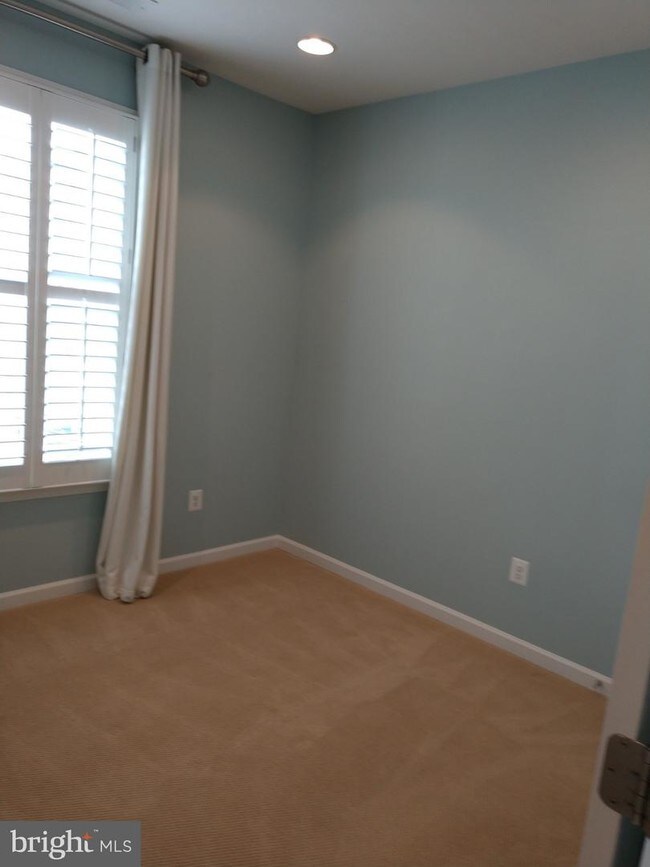 Building Photo - 2601 Osprey Way N