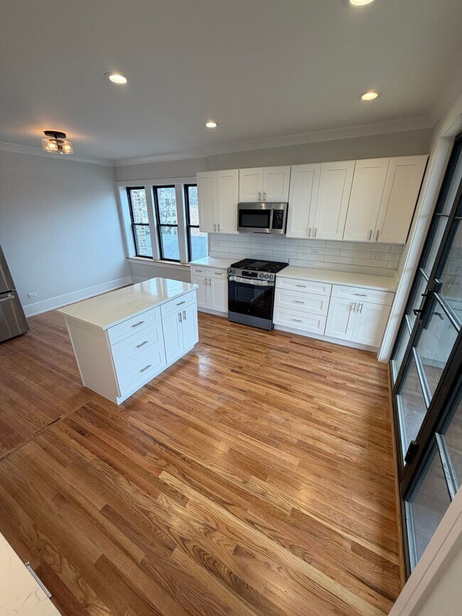 Building Photo - 4885 N Hermitage Ave