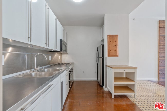 Building Photo - 257 S Spring St