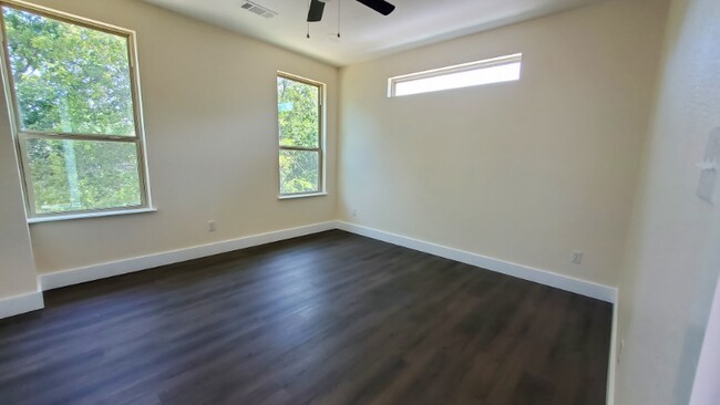 Building Photo - 510 S Mesquite St