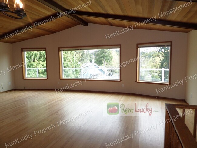 Foto del edificio - LAKE VIEWS!! Incredible 4-Bedroom Home on Huge Lot w/Giant Covered Deck!
