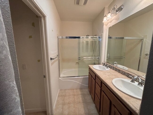 Building Photo - 2BD/2.5BA Condo located in Lincoln