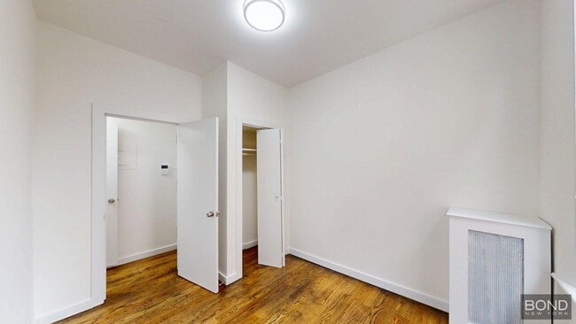 Building Photo - 985 Lexington Ave