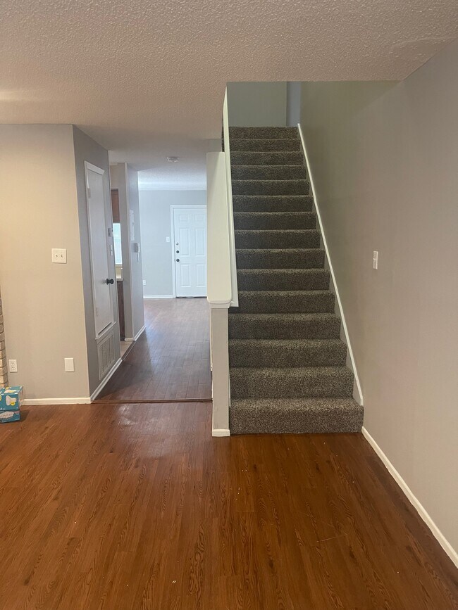 Escalera - 11136 El Sendero St