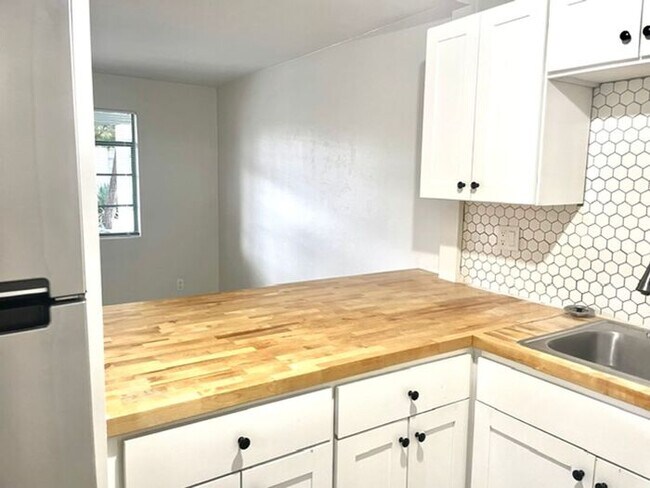 Foto del edificio - Modern 1 bedroom with yard!