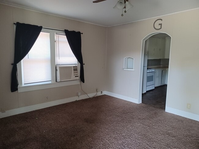 Building Photo - Great 2 Bedroom / 1 bath home on South side