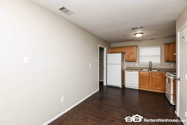 Building Photo - Newly renovated spacious 3 bed/2 bath, wit...