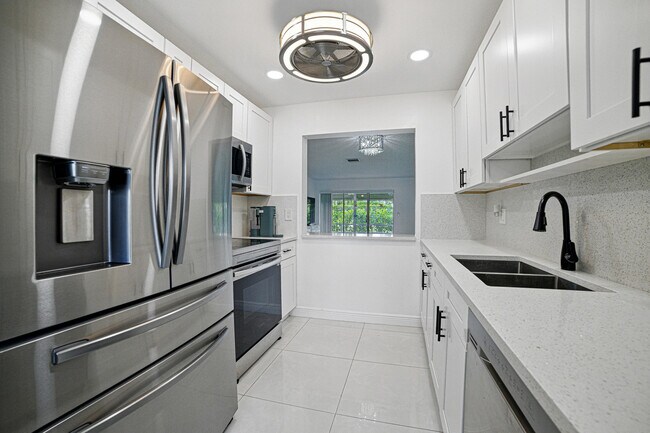 Building Photo - 5242 Privet Pl