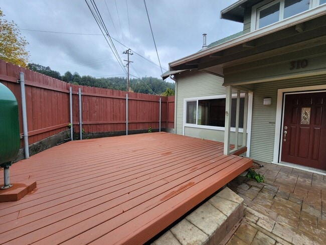 Building Photo - Single Family Home in Rio Dell!