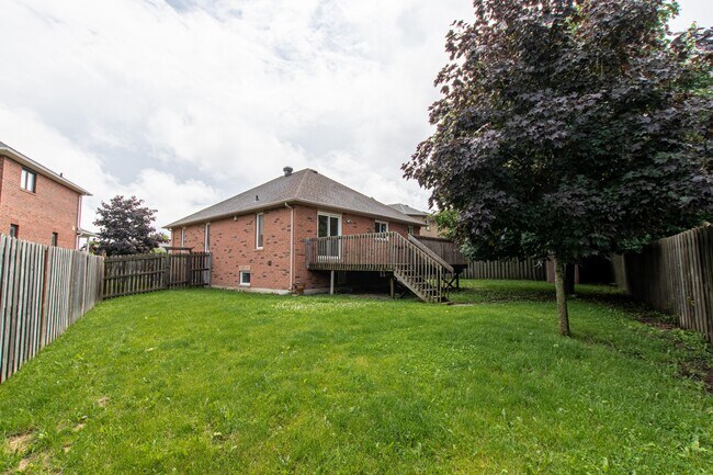 Building Photo - 1336 Vincent Cres