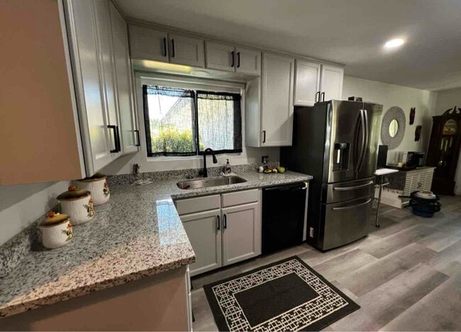 Foto del edificio - 3127 W Tulare Ave