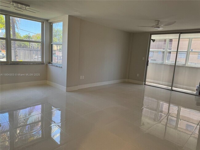 Foto del edificio - 16450 Miami Dr